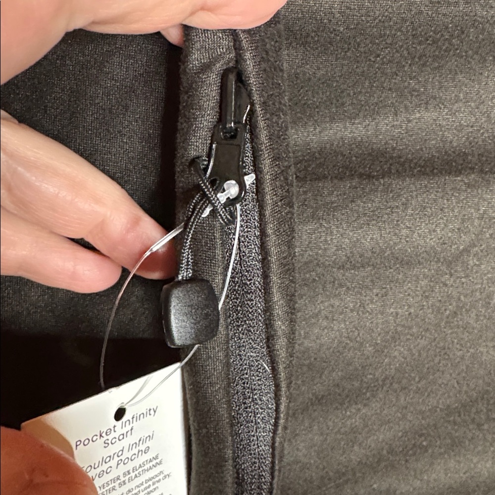 NWT Beyond Yoga Black Infinity Scarf w/ Hidden Zipper Pocket Phone Wallet - Picture 11 of 13